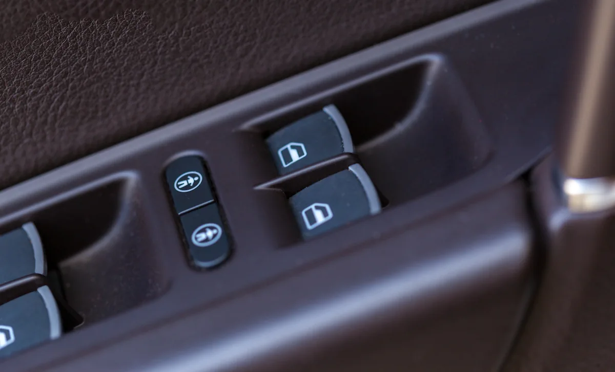 Photo des boutons pour les vitres électriques sur la portière d'une voiture