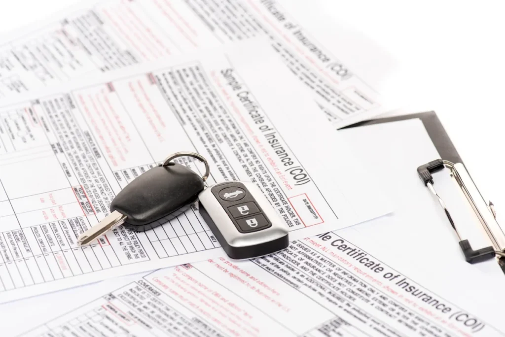 Une clé de voiture posée sur différents documents