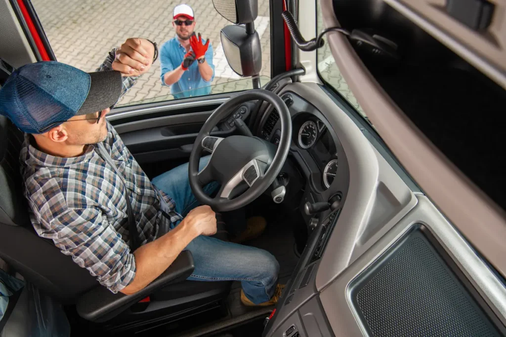Un homme derrière un volant de camion