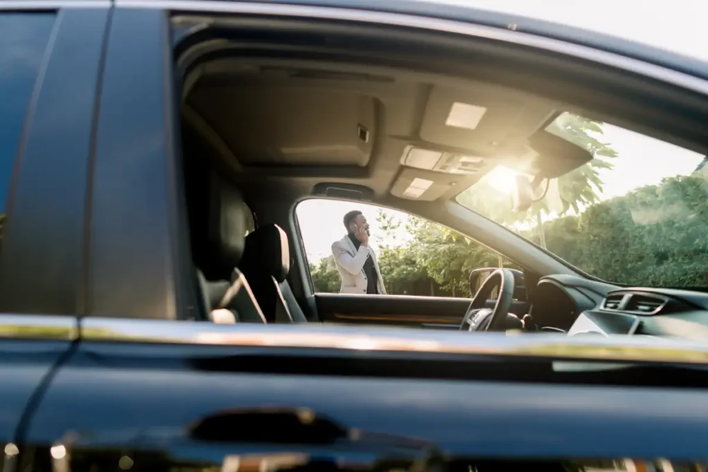 Une fenêtre de voiture ouverte