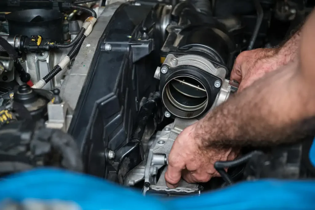 Un homme en plein diagnostic d'un moteur