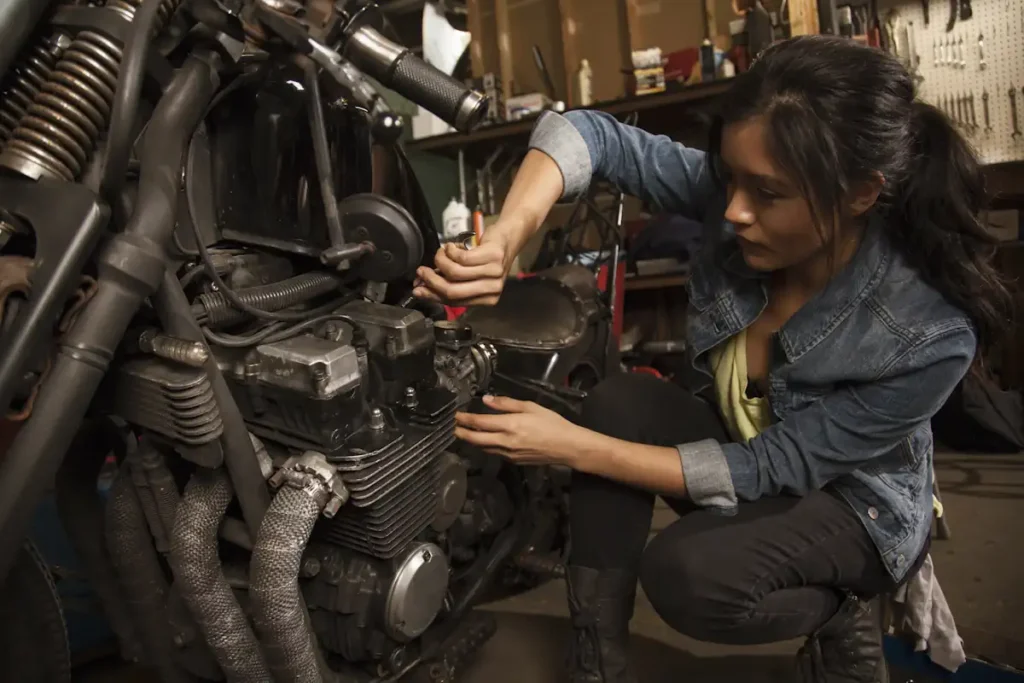 Une femme qui répare une moto