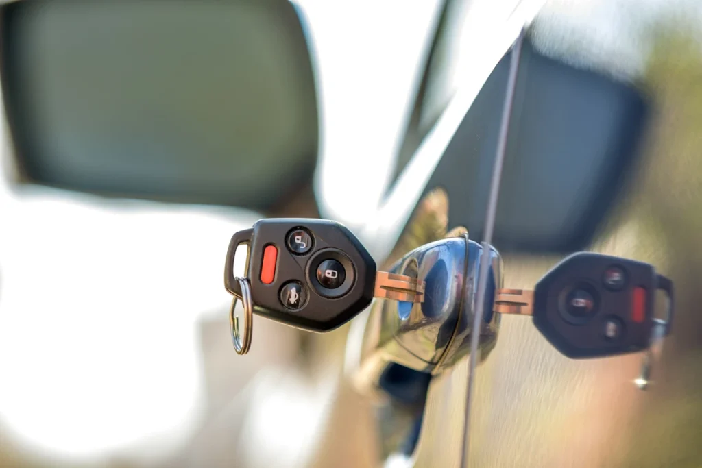 Une clé sur une serrure de voiture