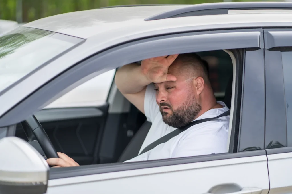 Un homme derrière le volant de sa voiture