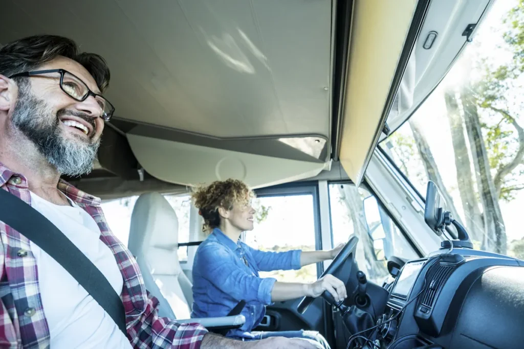 Un homme et une femme dans un camion