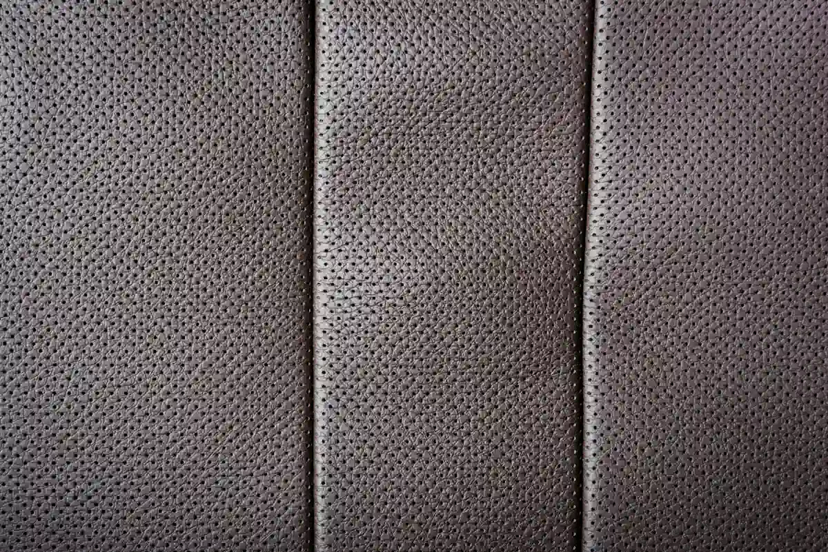 Ciel de toit voiture qui se décolle avec tissu affaissé nécessitant réparation