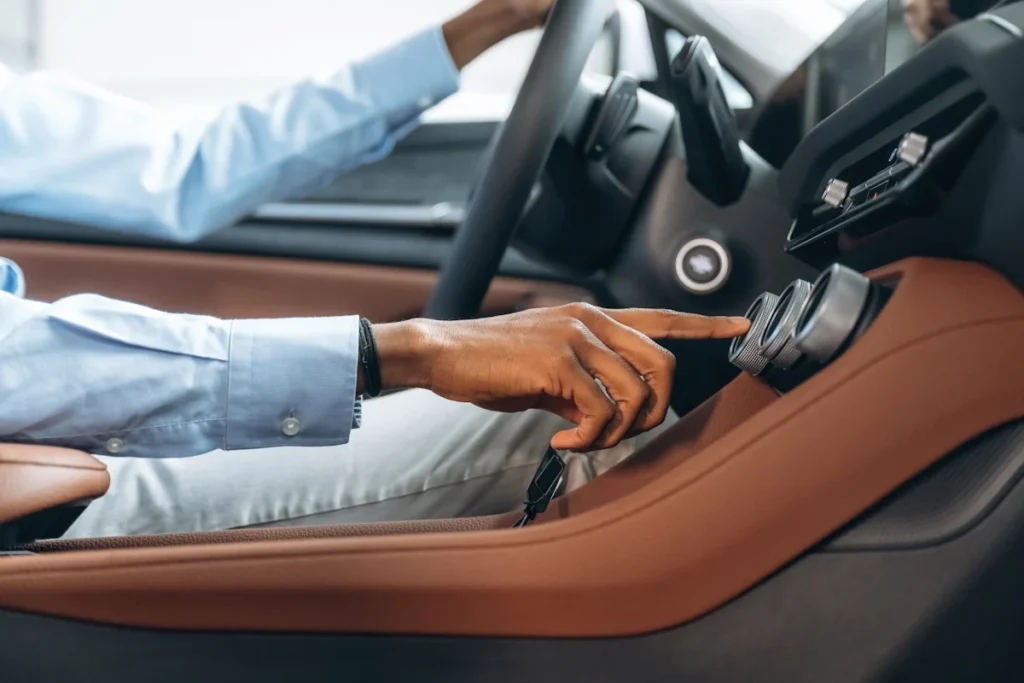 Un homme qui démarre une voiture