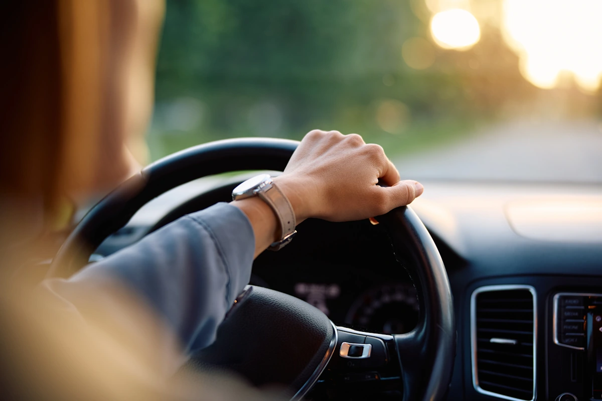 Une personne qui conduit une voiture