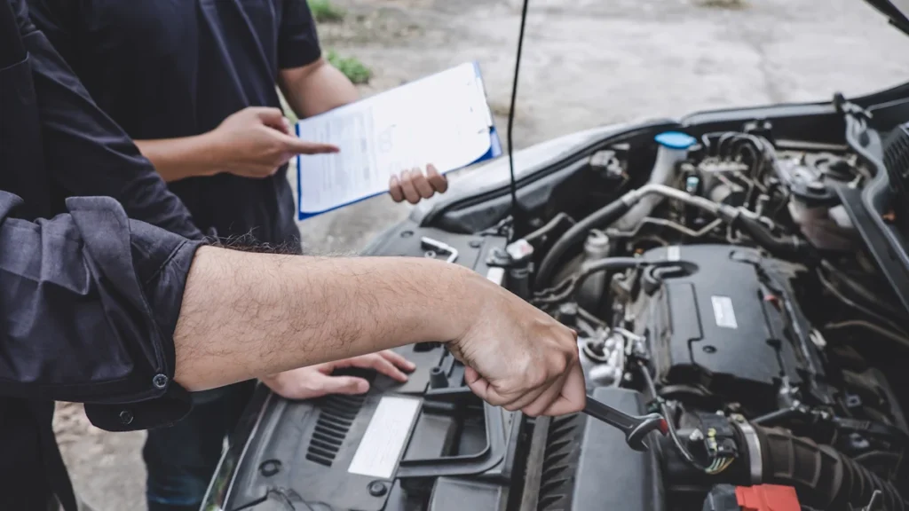 deux hommes qui discutent pendant une contre-visite de voiture