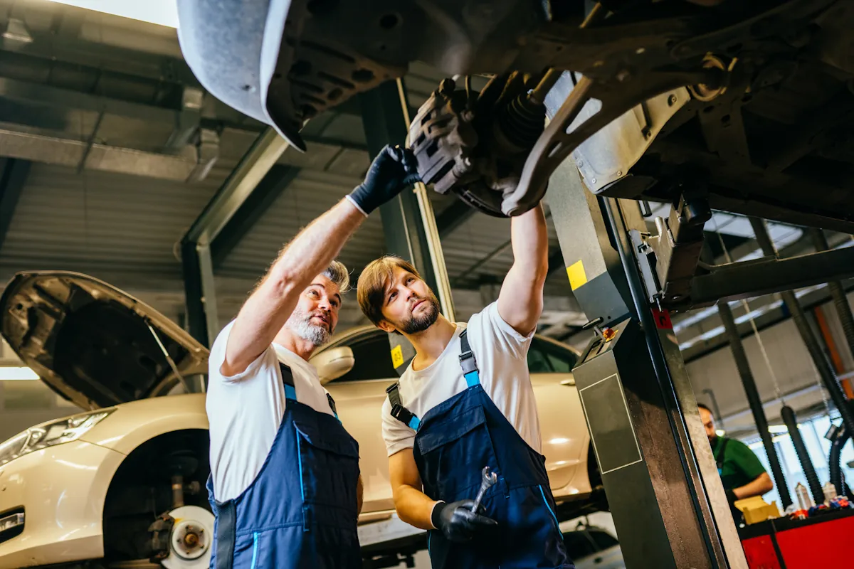 deux hommes qui font la contrôle technique d'une voiture