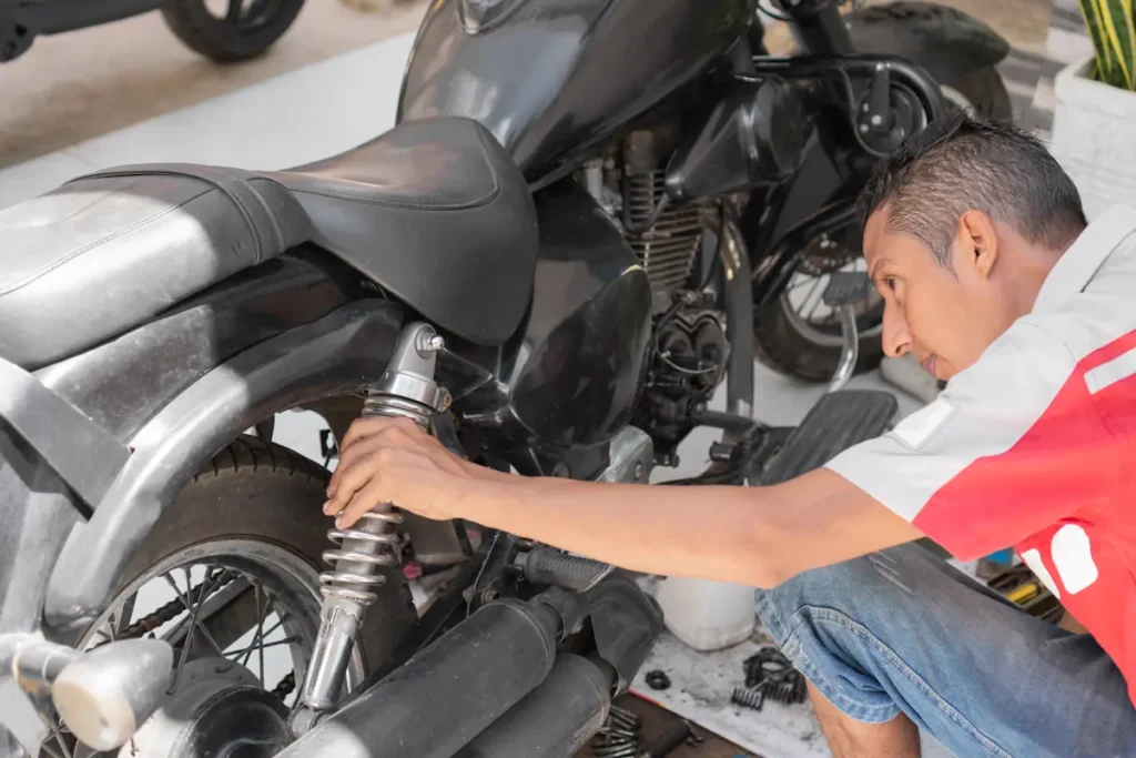 Un homme qui fait baisser la selle moto