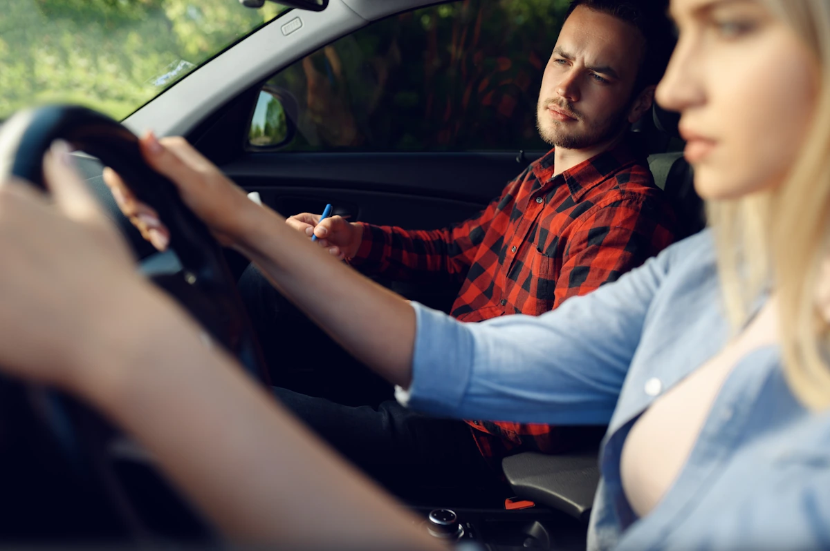 Une femme qui suit des cours de conduite