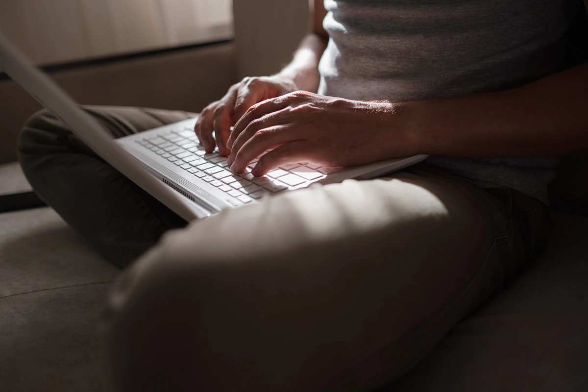 Une personne qui se connecte pour voir ses résultats en ligne